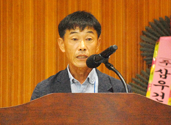 탄부면민의 날 한마음 축제’를 준비한 송효헌 추진위원장이 주민들에게 인사를 하고 있다.