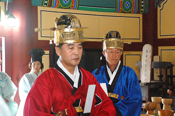 회인향교 추계석전대제에 참여한 최재형 군수가 제단을 둘러보고 있다.