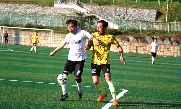 보은60대부 선수가 금산인삼FC 선수의 공을 차단하고 있다.