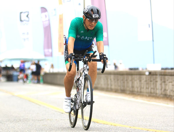 ‘제35회 K맨 한국철인 3종경기대회’에 출전한 강병한 선수가 자전거 코스를 달리고 있다.
