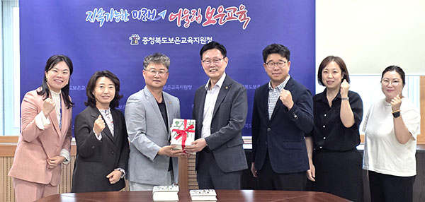 정경재 보은문화원장이 전병일 교육장에게 오장환 전집을 전달하고 있다.