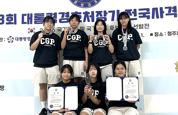 개인전과 단체전 메달을 목에 건 보은여중 사격부 선수들이 성과를 자랑하고 있다.
