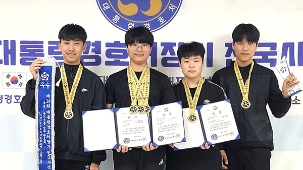 제18회 대통령경호처장기 전국사격대회단체전에서 우승을 차지한 박종웅(좌측 두 번째)선수를 비롯한 보은중 선수들이 금메달을 목에 걸고 자랑하고 있다.