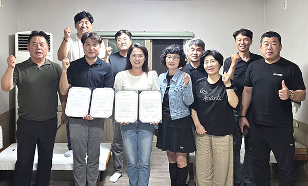 보은군청소년센터와 보은군 교육발전협의회가 업무협약을 통해 상호 협조를 약속했다. /제공 보은군