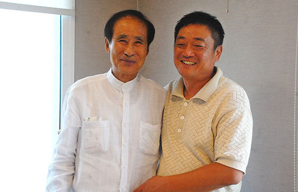수건축인테리어 신일수 대표가 마을발전기금을 기탁한 삼촌 신영호 회장에게 감사를 표하고 있다.