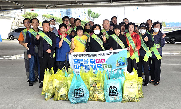 보은지역자활센터와 보은정신건강복지센터 관계자들이 환경정화 활동을 마치고 깨끗한 환경과 대추축제 성공을 기언하고 있다.