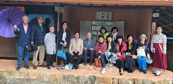 문학 독회를 마친 ‘금산도서관 인삼골독서회’ 회원들이 이를 기념하며 거현산방의 발전을 기원하고 있다.