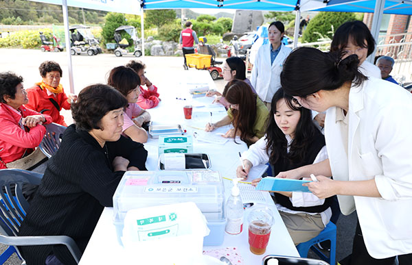 보은군 내북면 주성교회에서 진행된 ‘충북형 이동진료서비스 시범운영 현장. /제공 보은보건소