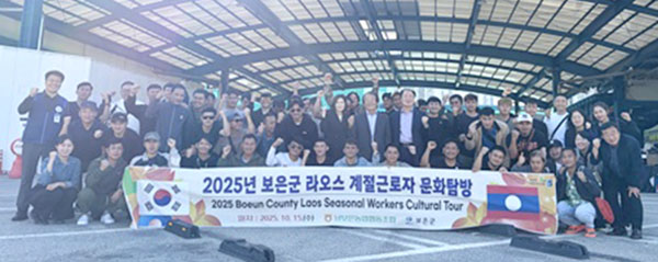라오스에서 온 계절근로자들이 농협유통센터를 찾아 문화탐방의 기회를 갖고 있다.