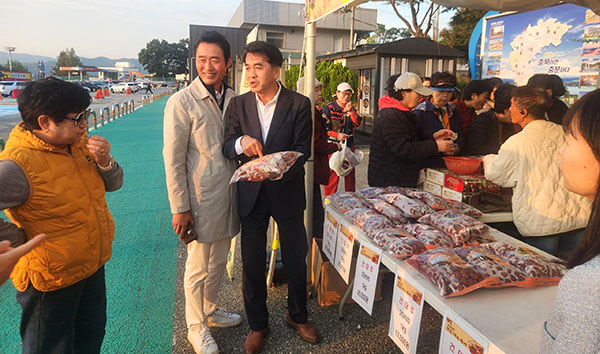 최재형 군수가 마로·탄부면 농가들의 고속도로 휴게소 보은농산물판매장을 찾아 격려하고 있다. 