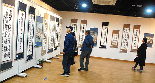 보은문화원 전시장을 찾은 주민들이 보은군서예협회 회원들이 출품한 작품을 관람하고 있다.