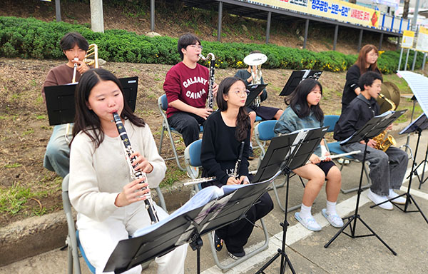 속리산중 학생들이 대추축제장을 방문해 오케스트라 공연을 펼치고 있다.