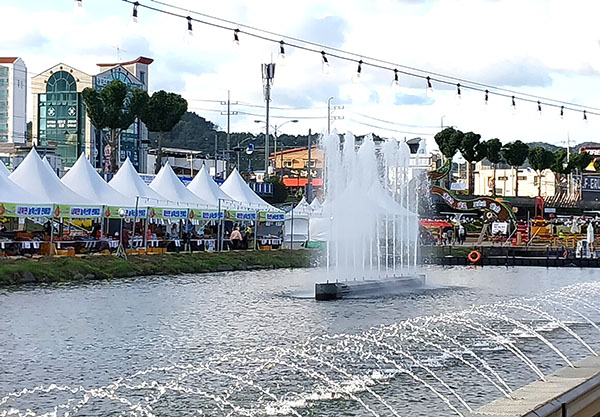 제18회 보은대추축제가 열린 보청천 일대. 올해도 축제장에 약 300여 개의 부수가 설치됐다. 이중 대추판매 부수가 70~80여개, 일반 농특산물 판매 부수도 60개가 운영됐다. 체험장, 전시장, 홍보장, 쉼터 그리고 풍물시장에 설치된 부수까지 합하면 아마도 500여 개에 달한다. 약 4㎞를 돌아야하는 축제장 규모다.