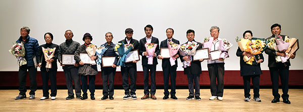 노인의 날 기념식에서 수상자들이 최재형 군수와 기념촬영을 하고 있다. /제공 보은군