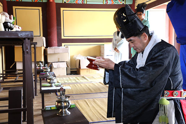 최재형 군수가 금화서원 추계제향에서 초헌관으로 헌작하고 있다.