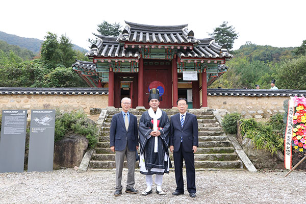 추계제향을 마친 최재형 군수가, 최재철 전)한국외대일본학대학장, 최원태 종친회장과 이를 기념하고 있다. 