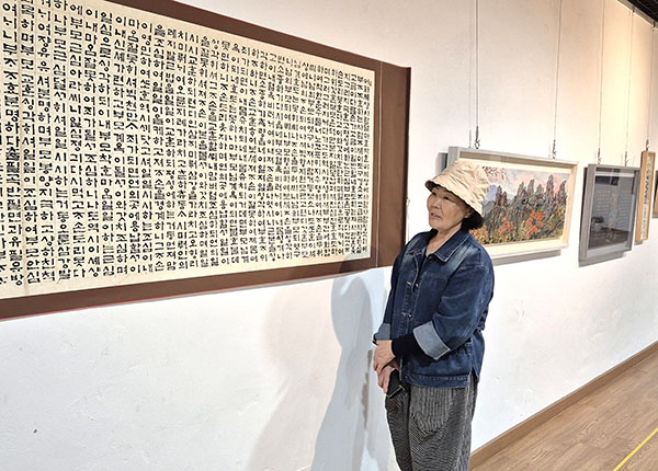 송전 정기옥 선생이 오랜 시간 정성을 다해 완성한 자신의 작품을 설명하고 있다.