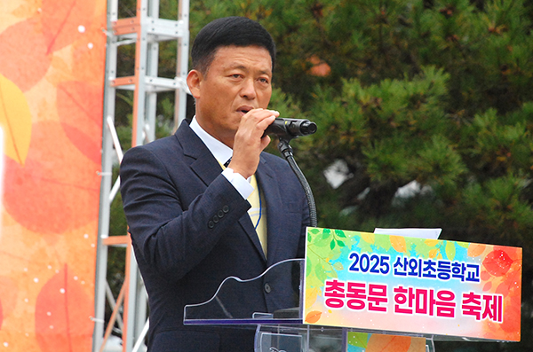 구지회 신임 산외초총동문회장이 동문들에게 취임 인사를 하고 있다.