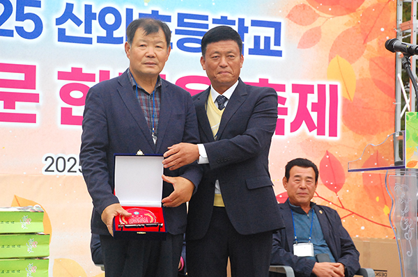 신임 구지회 회장이 이임하는 장세근 직전회장에게 재직기념패를 전달하고 있다.