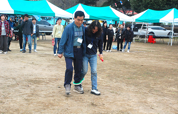 동문회에 참여한 산외초 동문들이 ‘발 묶고 달리기’ 경기를 펼치고 있다.