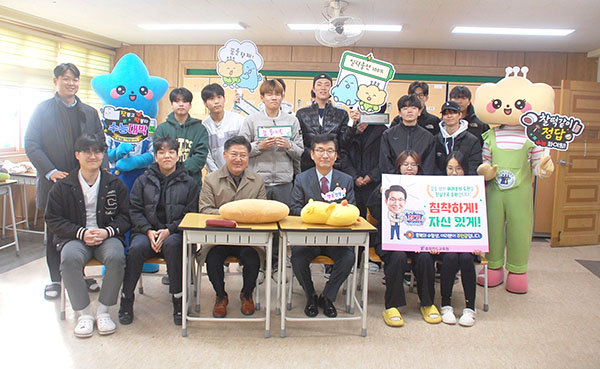 윤건영 교육감이 고3학생들을 찾아 침착하고 자신있게 수능에 응할 것을 당부하고 있다.