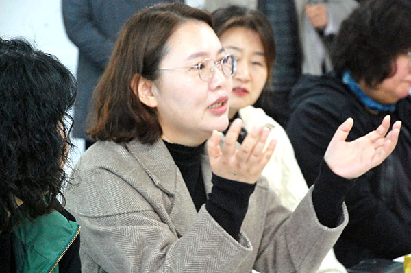 학부모 나현진씨가 윤건영 교육감에게 수능관련 개선책을 호소하고 있다.