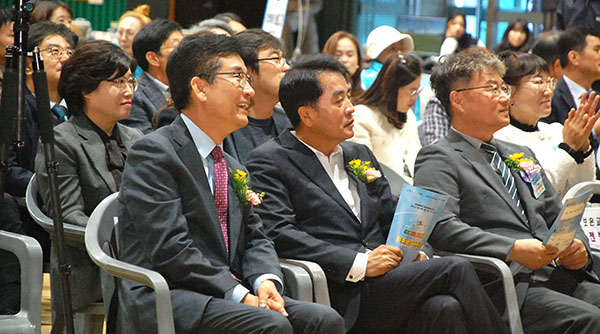 드론축제에 참석한 윤건영 교육감이 최재형 군수와 함께 참가 학생들을 응원하고 있다.