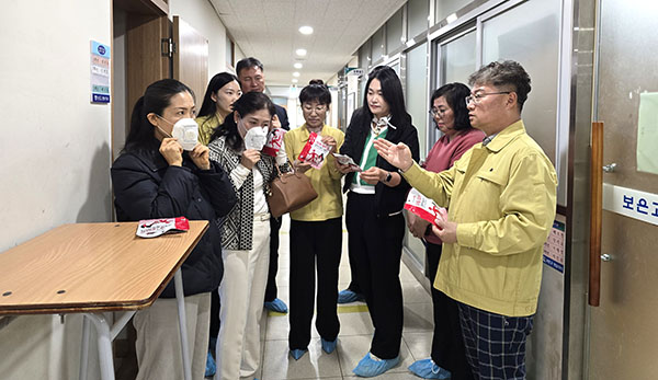 전병일 교육장이 교육지원청 직원 및 학부모들과 함께 보은고 기숙사를 점검하고 있다.