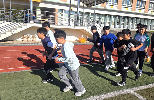 내북초 학생들이 ‘가을빛 해피데이’ 프로그램의 하나로 달리기 경기를 펼치고 있다.