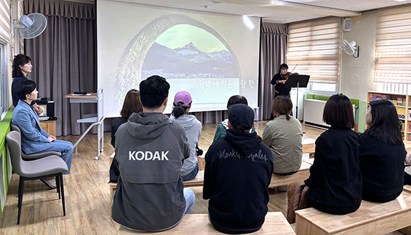 동광초병설유치원에서 참여 수업을 통해 학부모들에게 바이올린 연주를 선사하고 있다.