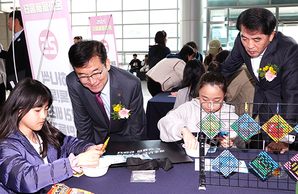 충청북도교육청 윤건영 교육감과 최재형 군수가 학생들이 펼치는 프로그램을 응시하며 격려하고 있다.