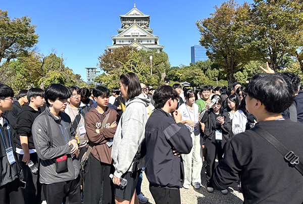 수학여행에 나선 보은고 1학년 학생들이 일본을 방문해 오사카성을 탐방하고 있다.