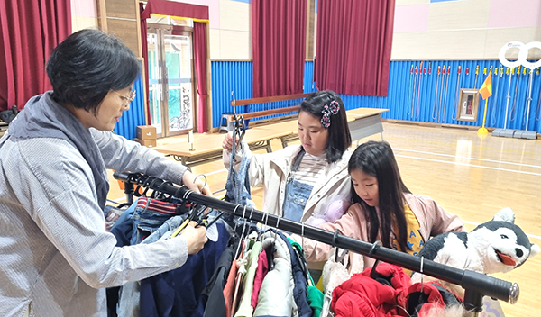 종곡초 학생들이 탄소중실 실천 활동으로 알뜰매장을 이용하고 있다.