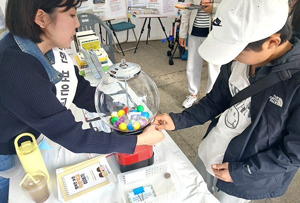 보은교육청 관계자가 보은대추축제장을 찾은 방문객에게 ‘청렴 보은교육’을 홍보하고 있다. 