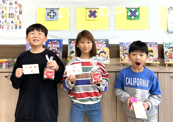 탄부초 학생들이 애플데이를 맞아 서로의 마음을 전하고 있다.
