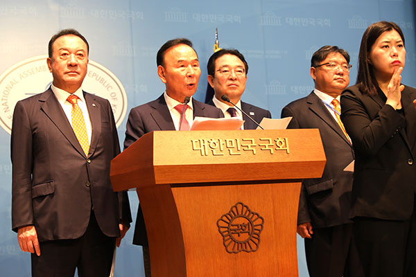 박덕흠 의원이 23일 국회에서 ‘농어촌 기본소득 사업’ 선정에 대해 기자회견을 하고 있다. /제공 박덕흠 의원 사무실