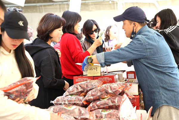 2025 보은대추축제장에서 방문객들이 대추를 구입하고 있다. /제공 보은군