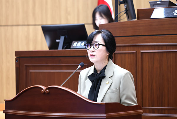 보은군의회 본회의장에서 5분 자유발언을 하고 있는 장은영 의원.