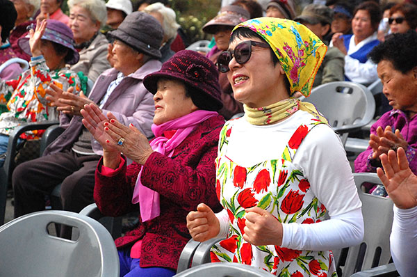 음악회에 참가한 주민들이 즐거움을 감추지 못하고 있다.