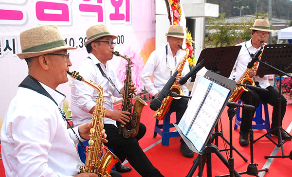 색소폰동아리 회원들이 주민자치프로그램을 통해 배운 음악을 색소폰으로 연주하고 있다. 