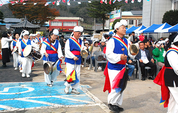 내북면 풍물패가 행사장을 돌며 행사의 시작을 알리고 있다.