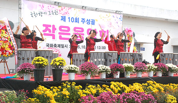 내북면 난타동아리가 평소에 갈고닦은 난타 실력을 마음껏 발산하고 있다.