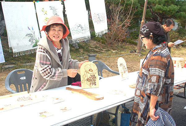 주민자치 프로그램 캘리그라피를 이수한 주민이 작품 설명을 하고 있다.