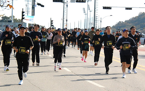 2025 강철공무원 런 페스타에 참여한 전국 공직자들이 보은을 달리고 있다.