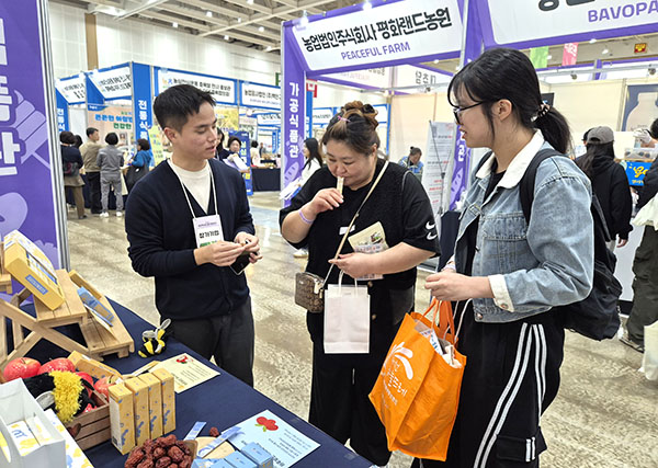 충북농식품산업박람회장을 찾은 방문객들이 보은의 ‘단맛연구소’ 부스를 찾아 상품을 맛보고 있다.