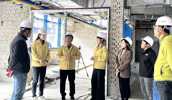 전병일 교육장이 공사 현장을 찾아 산재 예방을 실천해 줄 것을 당부하고 있다.