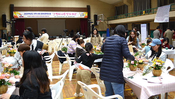 보은고 학생들이 문학의 밤 행사를 펼치고 있다.