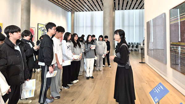 제산컬처센터 미술관을 찾은 속리산중 학생들이 작품 설명을 듣고 있다.
