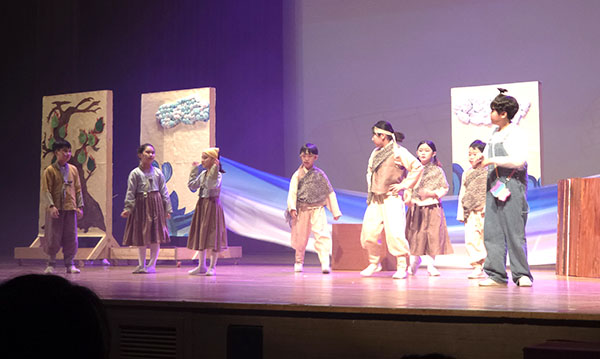 속리초 학생들이 창각 뮤지컬 ‘책속으로 세 번의 기회’ 공연을 펼치고 있다.