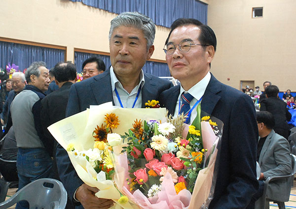이취임식을 마친 회장들이 꽃다발을 교환한 뒤 이를 기념하고 있다.
